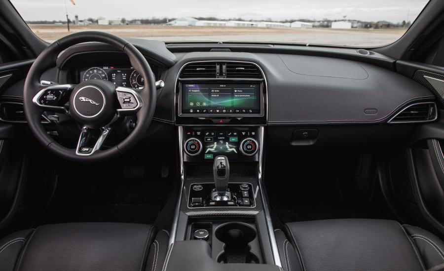Торпедо Jaguar XE P300 R-Dynamic 2019 года  (NA) (фото 31 из 40)